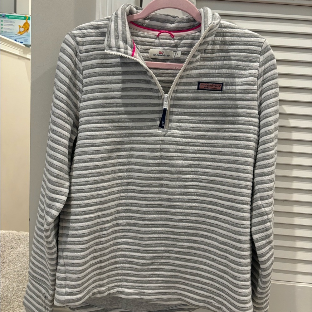 Women's white and gray vineyard vines pullover